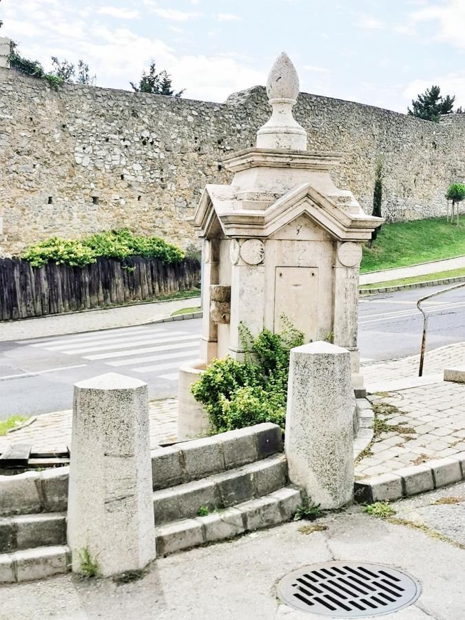 Kálvária Vendégház, közvetlenül a várfal mellett. Pécs Exterior foto